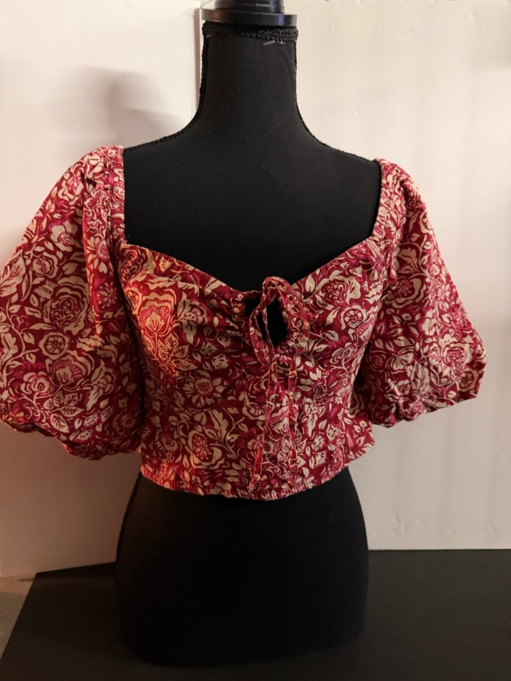Red Floral Puff-Sleeve Crop Top - Brand Unspecified - Picture 2 of 7